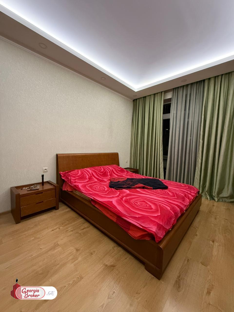 ქირავდება ახალი გარემონტებული 5 ოთახიანი ბინა ვაკეში